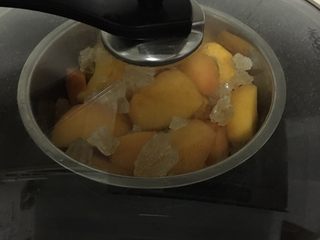 9、黄桃罐头,放入锅中隔水中火蒸20分钟