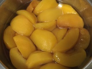 10、黄桃罐头,蒸好的黄桃稍冷却一下