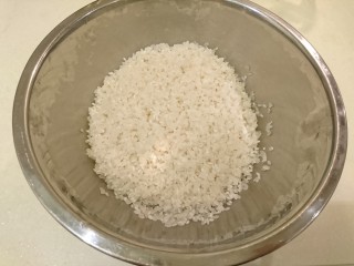 2、电饭煲+海南鸡饭,2.5杯米淘洗好