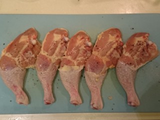 6、电饭煲+海南鸡饭,大雞腿正反面都撒上海鹽、黑胡椒,醃30分鐘