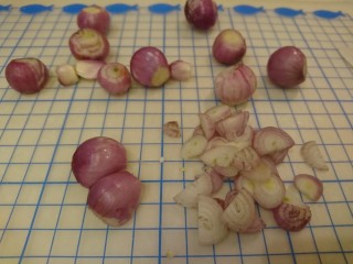 7、电饭煲+海南鸡饭,紅蔥頭去蒂去皮切薄片