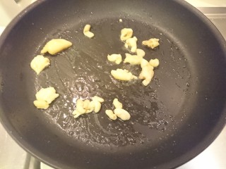 9、电饭煲+海南鸡饭,將雞皮煎出油