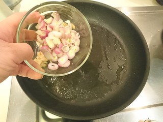 10、电饭煲+海南鸡饭,加入紅蔥頭炒香