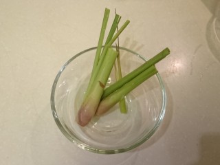 12、电饭煲+海南鸡饭,香茅洗淨對切