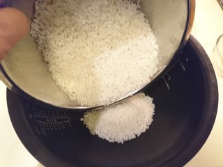 16、电饭煲+海南鸡饭,電鍋準備好,加入淘好的米