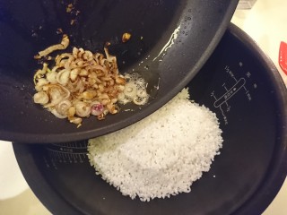 17、电饭煲+海南鸡饭,加入炒香的紅蔥頭跟雞油
