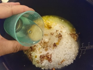 18、电饭煲+海南鸡饭,加入步驟15的調味料,加2.5杯的水,稍微拌一下讓材料混合好