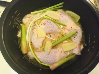 20、电饭煲+海南鸡饭,放入香茅、姜片、蔥