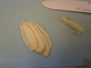 23、电饭煲+海南鸡饭,接下來準備姜鹽油,姜切片、切絲