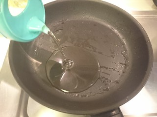 26、电饭煲+海南鸡饭,熱油,一人份約10ml,大火燒熱