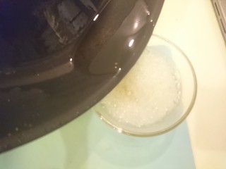 27、电饭煲+海南鸡饭,將熱油加進姜鹽裡