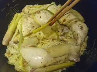 30、电饭煲+海南鸡饭,把姜片、香茅、蔥撈出