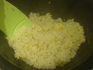 32、电饭煲+海南鸡饭,雞腿取出後,松飯先