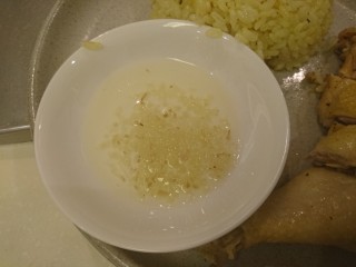 35、电饭煲+海南鸡饭,取小碟分裝姜鹽油