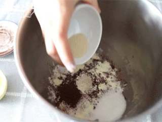 1、满足所有吃货味蕾的爆浆巧克力软欧，一起囤肉吧~,面团材料中黄油以外的所有食材混合，揉成光滑的面团。（注意液体放最底部，粉类放最上面，盐和糖对角放入，酵母挖一个坑放入，因为盐会抑制酵母发酵）