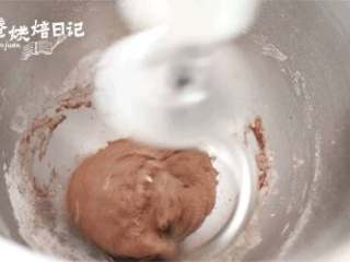 2、满足所有吃货味蕾的爆浆巧克力软欧，一起囤肉吧~,面团揉至光滑表面以后，加入黄油继续揉至扩展阶段。（切割一小块面团，轻轻用两个手指撑开出薄膜，薄膜破洞口成锯齿状）