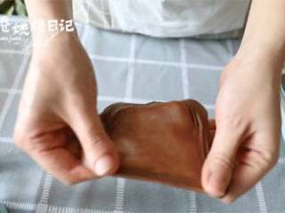 3、满足所有吃货味蕾的爆浆巧克力软欧，一起囤肉吧~,面团揉至光滑表面以后，加入黄油继续揉至扩展阶段。（切割一小块面团，轻轻用两个手指撑开出薄膜，薄膜破洞口成锯齿状）