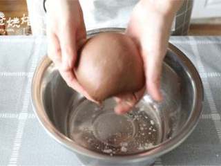 4、满足所有吃货味蕾的爆浆巧克力软欧，一起囤肉吧~,盖上保鲜膜进行第一次发酵，发酵至2倍大。（用手指沾高粉戳进来，洞不会回缩即可）