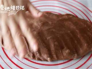 5、满足所有吃货味蕾的爆浆巧克力软欧，一起囤肉吧~,取出发酵好的面团，排气，均分成6份，滚圆，盖上保鲜膜，静置15分钟。