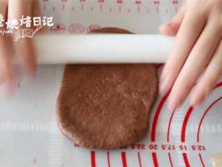 6、满足所有吃货味蕾的爆浆巧克力软欧，一起囤肉吧~,将小面团擀成长方形的薄面团，在下端用刀切成小条，然后在上端放上巧克力块。