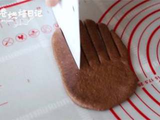 7、满足所有吃货味蕾的爆浆巧克力软欧，一起囤肉吧~,将小面团擀成长方形的薄面团，在下端用刀切成小条，然后在上端放上巧克力块。