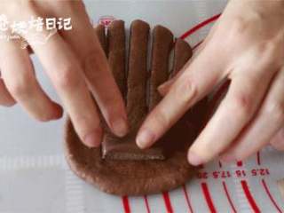8、满足所有吃货味蕾的爆浆巧克力软欧，一起囤肉吧~,将小面团擀成长方形的薄面团，在下端用刀切成小条，然后在上端放上巧克力块。