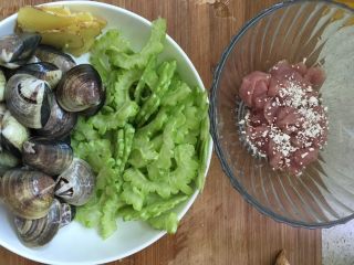 2、#文蛤苦瓜汤#,切好的肉片放入一小勺的淀粉，抓匀。