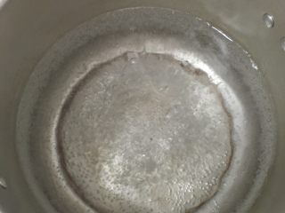 3、#文蛤苦瓜汤#,锅中倒入适量清水烧开。