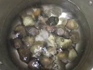 4、#文蛤苦瓜汤#,水加热至滚开，放入文蛤。