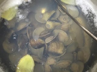 5、#文蛤苦瓜汤#,放入姜片。