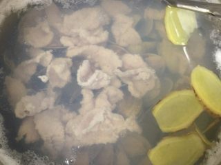 6、#文蛤苦瓜汤#,煮至文蛤开口，放入肉片。（注意没开口的是不新鲜的，要把它捞出。）