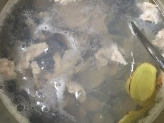 7、#文蛤苦瓜汤#,煮至肉片变色，撇去浮沫。