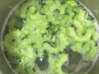 8、#文蛤苦瓜汤#,放入苦瓜，大火烧开。待汤汁滚两滚，即可关火。