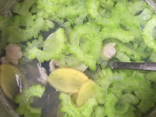 9、#文蛤苦瓜汤#,苦瓜有点变色，放入适量的盐和味精，尝试一下咸淡适宜即可。
