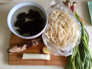 1、一人食，饱腹“菜”➕蒜苗木耳香肠炒饼丝,食材合照：窦婆婆自制香肠一根，干木耳少许泡发，饼丝150g，蒜苗4根，姜一小块，大葱葱白一段