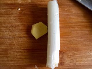 2、一人食，饱腹“菜”➕蒜苗木耳香肠炒饼丝,姜去皮，与葱白洗净备用