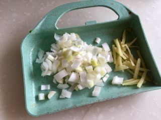 3、一人食，饱腹“菜”➕蒜苗木耳香肠炒饼丝,姜切姜丝，葱白切末备用