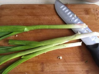 4、一人食，饱腹“菜”➕蒜苗木耳香肠炒饼丝,蒜苗择好，洗净
