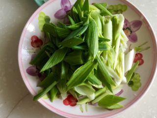 5、一人食，饱腹“菜”➕蒜苗木耳香肠炒饼丝,用刀背拍一下蒜白，斜着切段