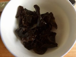 6、一人食，饱腹“菜”➕蒜苗木耳香肠炒饼丝,泡发好的木耳流动水下揉搓洗净