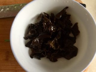 7、一人食，饱腹“菜”➕蒜苗木耳香肠炒饼丝,撕成小块备用