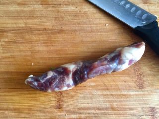 8、一人食，饱腹“菜”➕蒜苗木耳香肠炒饼丝,窦婆婆自制香肠，百分百纯肉，肠衣都是妈妈自己买小肠清洗制作的，在阿晨的菜中出镜n次了，超级好吃????。清洗一下去浮灰