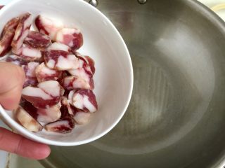 11、一人食，饱腹“菜”➕蒜苗木耳香肠炒饼丝,热锅后放少许油，加入香肠片小火煸