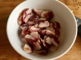 9、一人食，饱腹“菜”➕蒜苗木耳香肠炒饼丝,可以提前水煮或蒸一下，这样香肠口感更柔软不干，今天阿晨偷懒了，直接切薄片