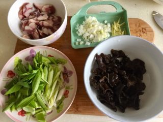 10、一人食，饱腹“菜”➕蒜苗木耳香肠炒饼丝,全部食材准备好