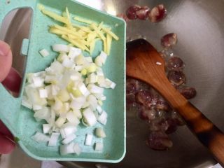 12、一人食，饱腹“菜”➕蒜苗木耳香肠炒饼丝,煸到香肠出油表面微焦，加入葱白姜丝煸香