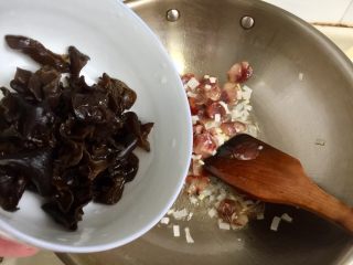 13、一人食，饱腹“菜”➕蒜苗木耳香肠炒饼丝,加入木耳煸炒均匀