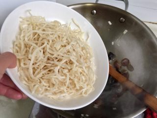 14、一人食，饱腹“菜”➕蒜苗木耳香肠炒饼丝,加入饼丝，翻炒一两分钟，光用铲子不易炒匀，可以像阿晨铲子筷子一起操作