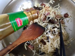 15、一人食，饱腹“菜”➕蒜苗木耳香肠炒饼丝,加入一勺蚝油翻炒均匀