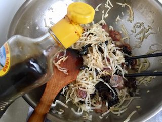 16、一人食，饱腹“菜”➕蒜苗木耳香肠炒饼丝,加入半勺生抽翻炒均匀